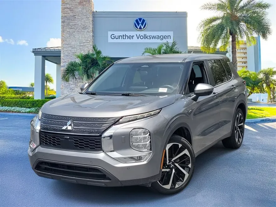2024 Mitsubishi Outlander SE Black Edition photo 1