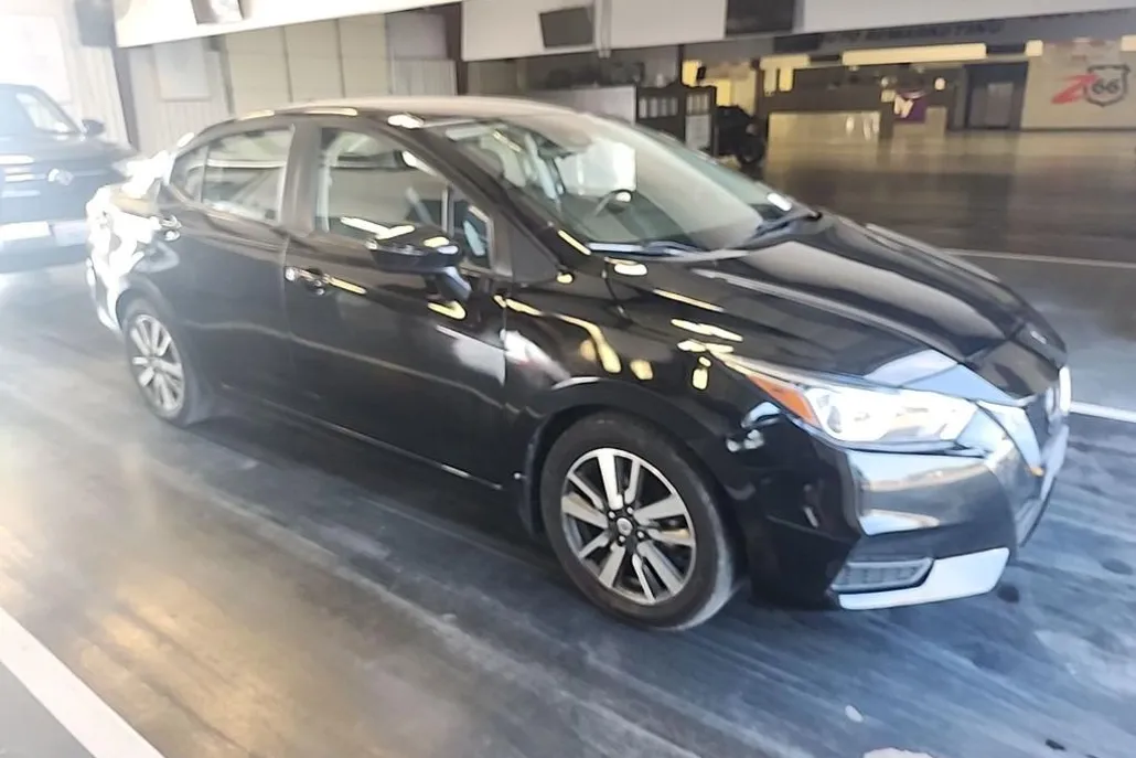 2021 Nissan Versa SV photo 1