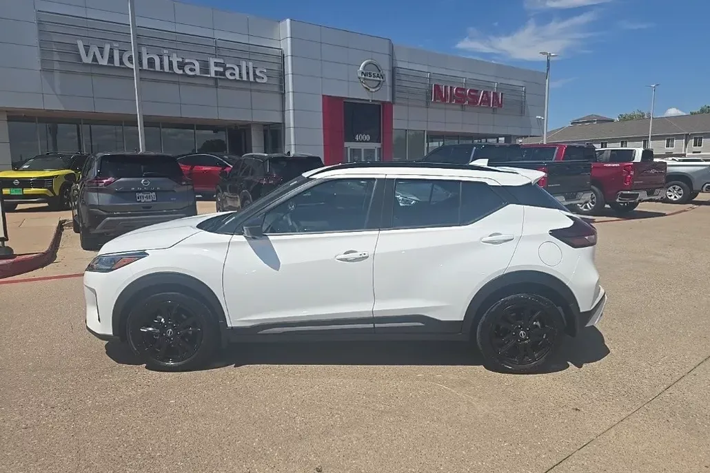 2024 Nissan Kicks SR photo 1