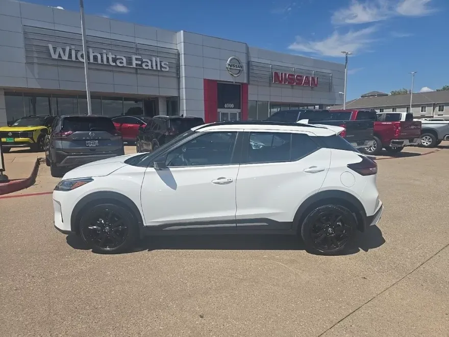 2024 Nissan Kicks SR photo 1