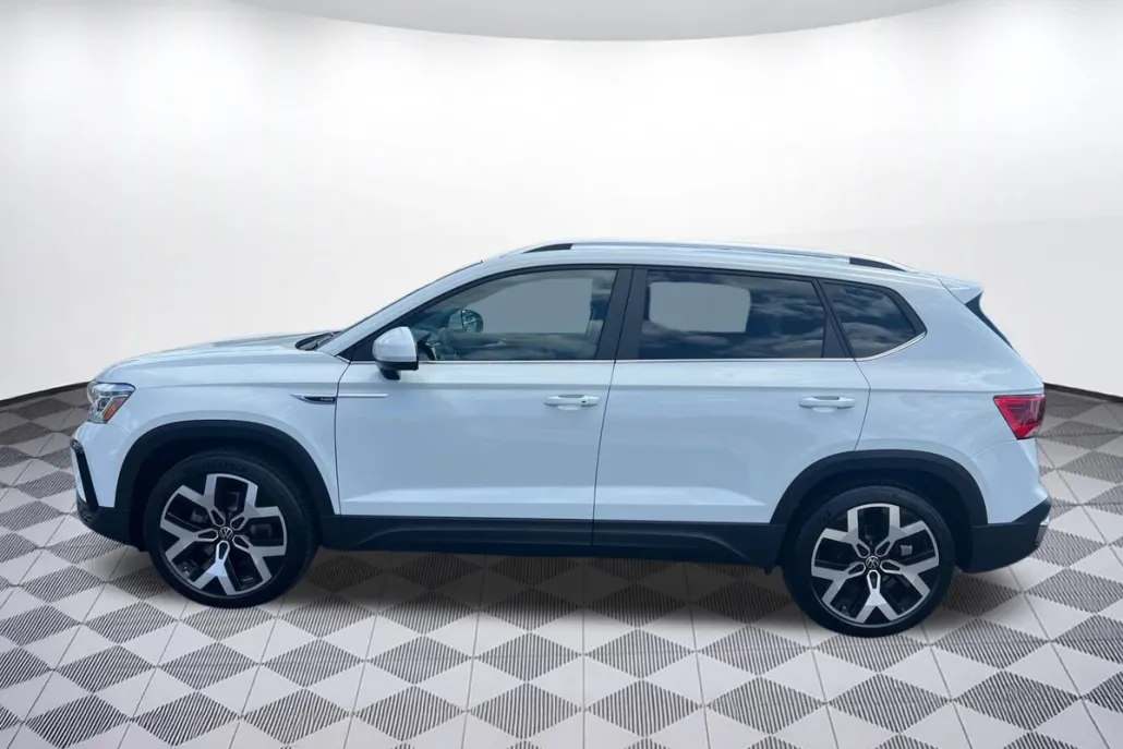 2023 Volkswagen Taos SEL photo 1