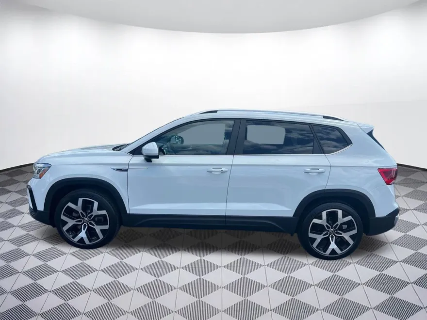 2023 Volkswagen Taos SEL photo 1