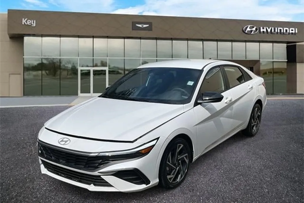 2025 Hyundai Elantra SEL Sport photo 1