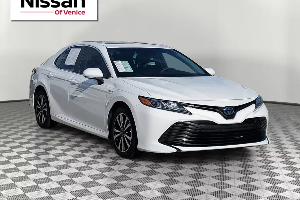 2018 Toyota Camry Hybrid LE photo 1