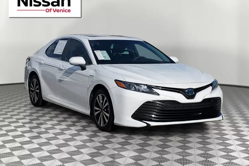 2018 Toyota Camry Hybrid LE photo 1