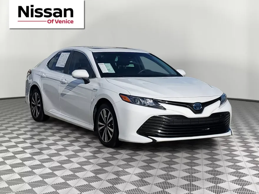 2018 Toyota Camry Hybrid LE photo 1