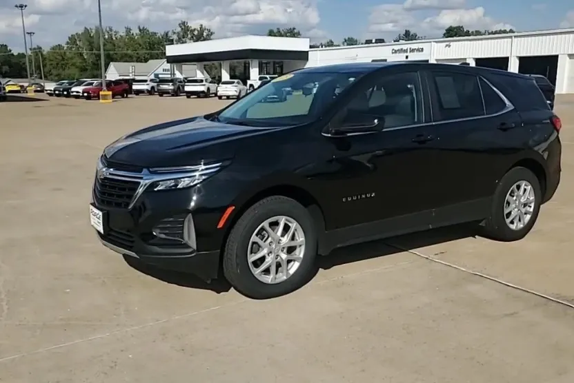 2023 Chevrolet Equinox LT photo 1