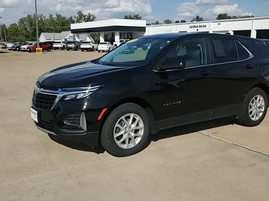 2023 Chevrolet Equinox LT photo 1