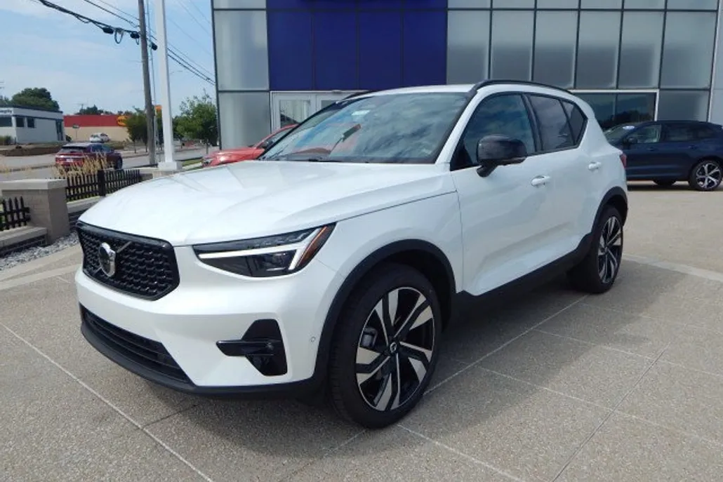 2025 Volvo XC40 photo 1