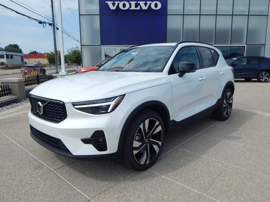 2025 Volvo XC40 photo 1