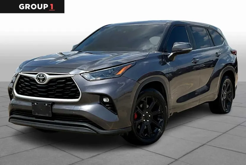 2023 Toyota Highlander LE photo 1
