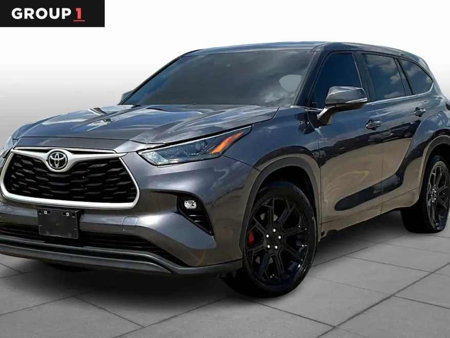2023 Toyota Highlander LE photo 1