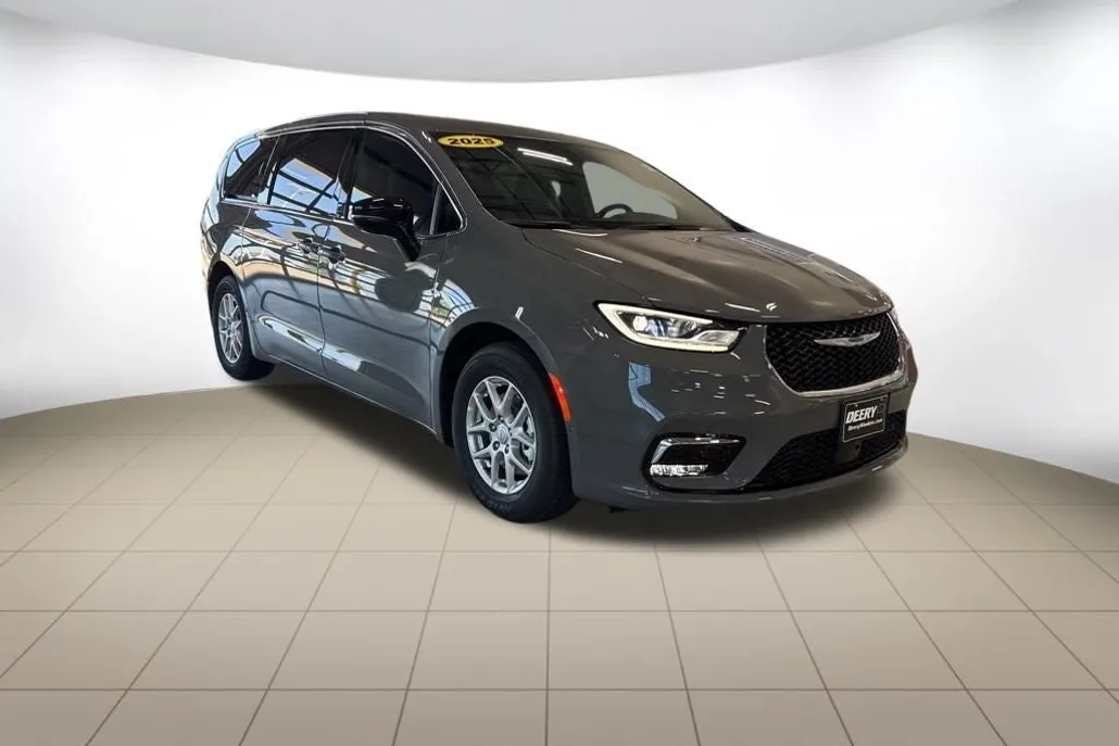 2025 Chrysler Pacifica photo 1