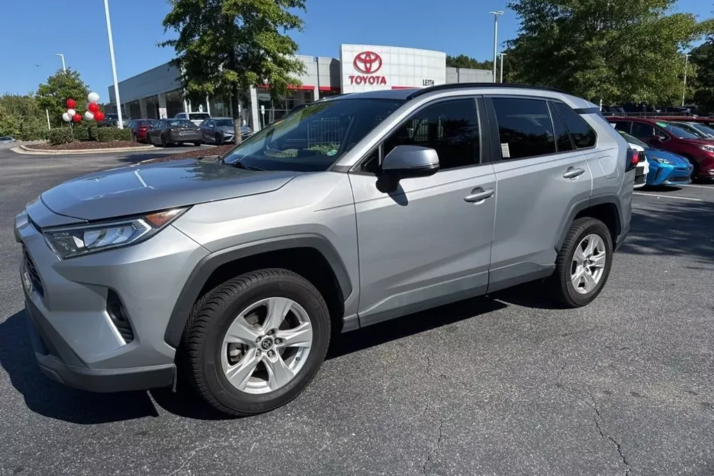 2021 Toyota RAV4 XLE photo 1