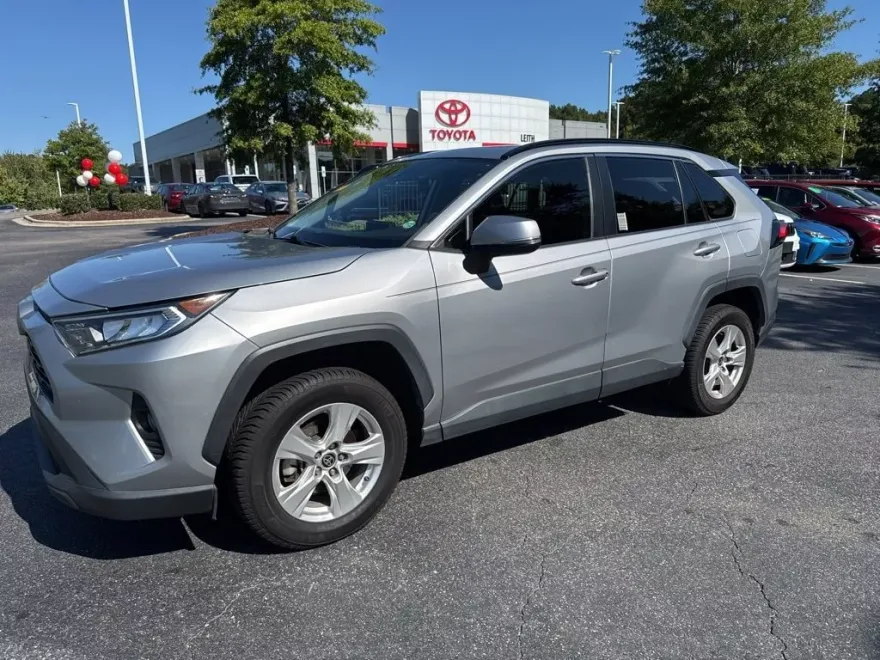 2021 Toyota RAV4 XLE photo 1