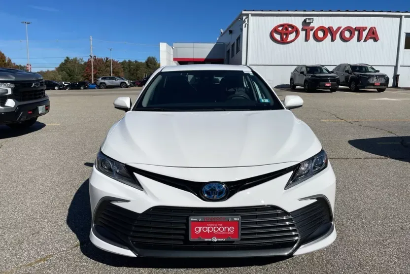 2022 Toyota Camry Hybrid LE photo 1