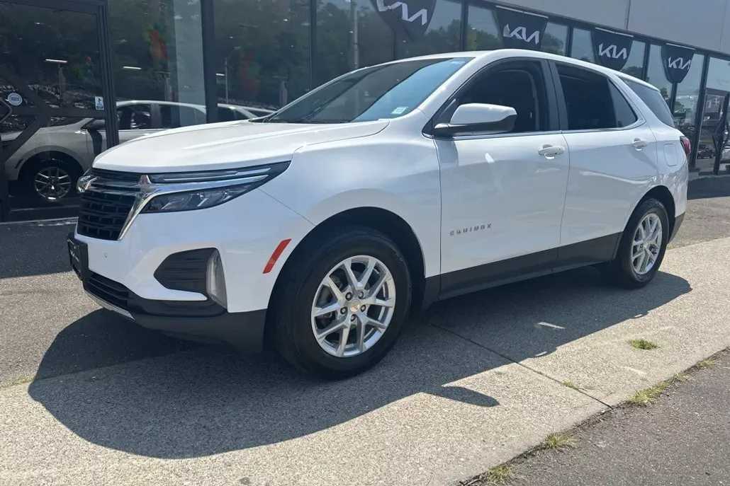 2023 Chevrolet Equinox LT photo 1
