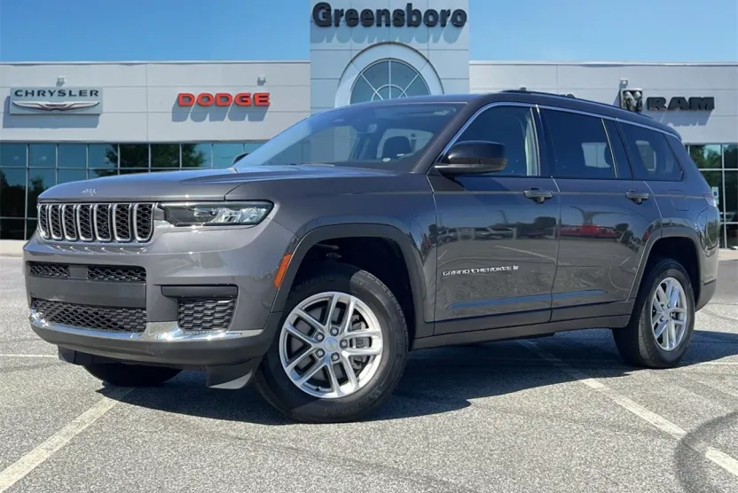 2022 Jeep Grand Cherokee Laredo photo 1