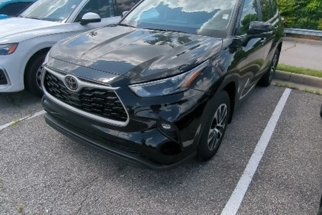 2023 Toyota Highlander XLE photo 1