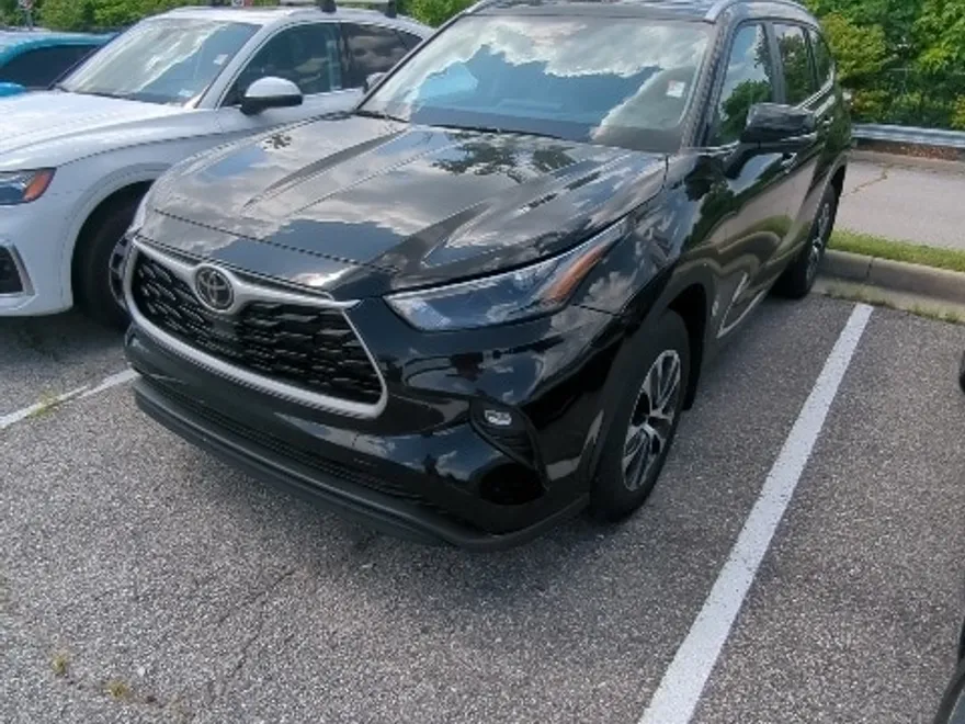 2023 Toyota Highlander XLE photo 1