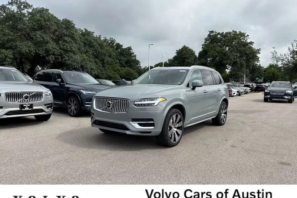 2025 Volvo XC90 Core T8 AWD photo 1