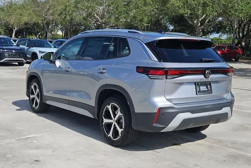 2025 Volkswagen Tiguan SE photo 1