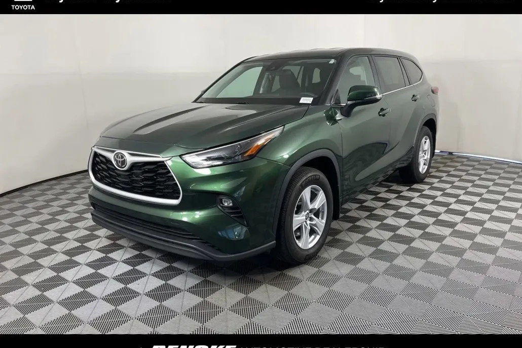 2024 Toyota Highlander LE photo 1