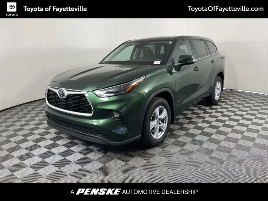 2024 Toyota Highlander LE photo 1