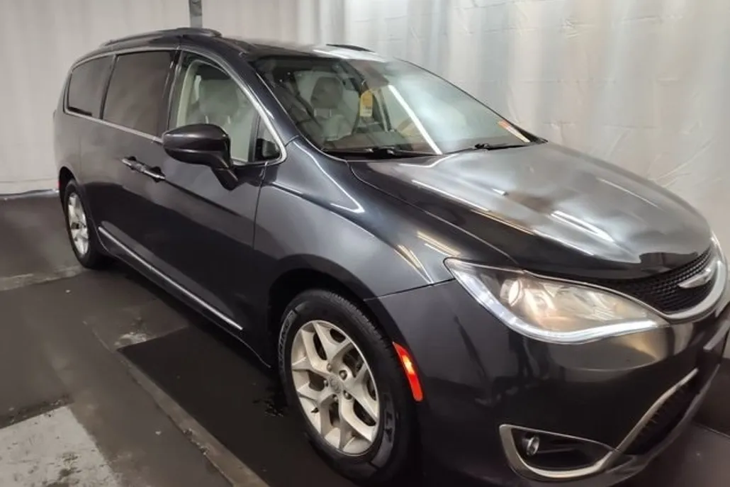 2020 Chrysler Pacifica Touring Plus photo 1