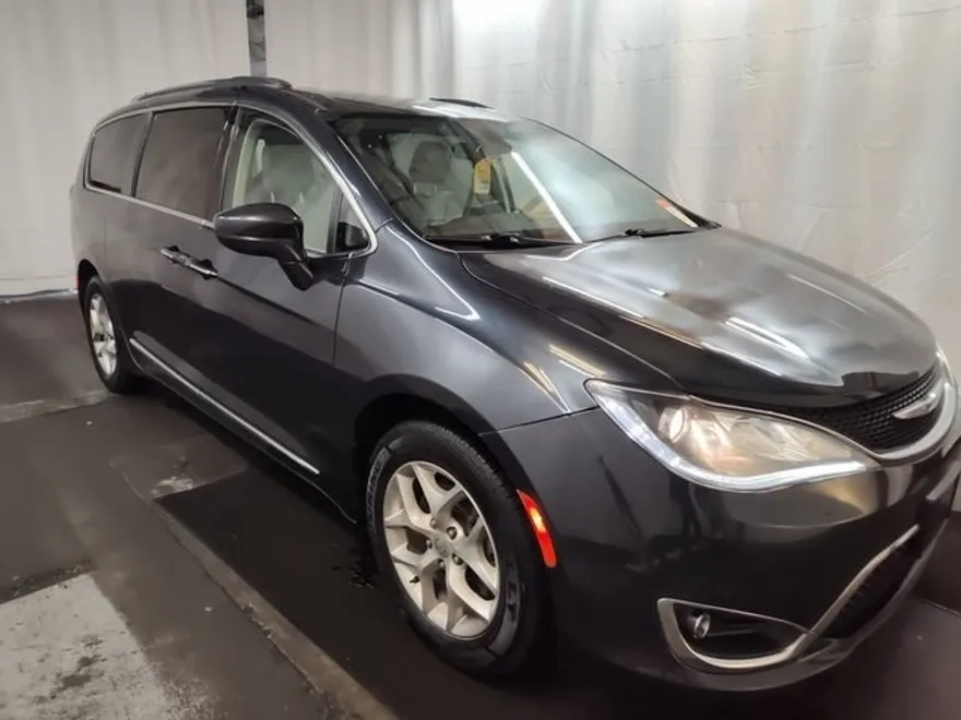 2020 Chrysler Pacifica Touring Plus photo 1