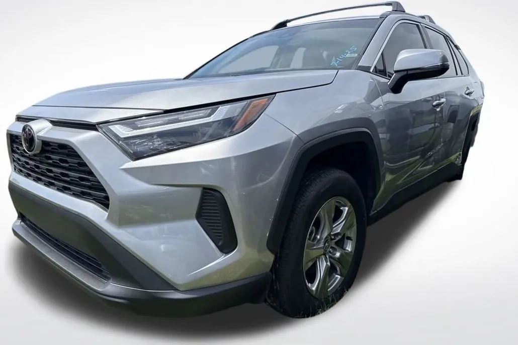 2024 Toyota RAV4 XLE photo 1