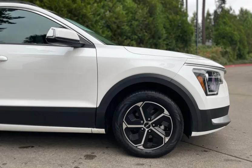 2023 Kia Niro EX photo 1