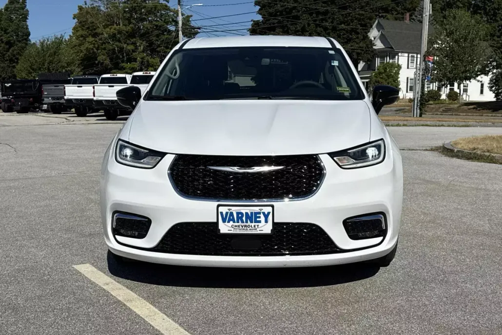 2024 Chrysler Pacifica Touring L photo 1