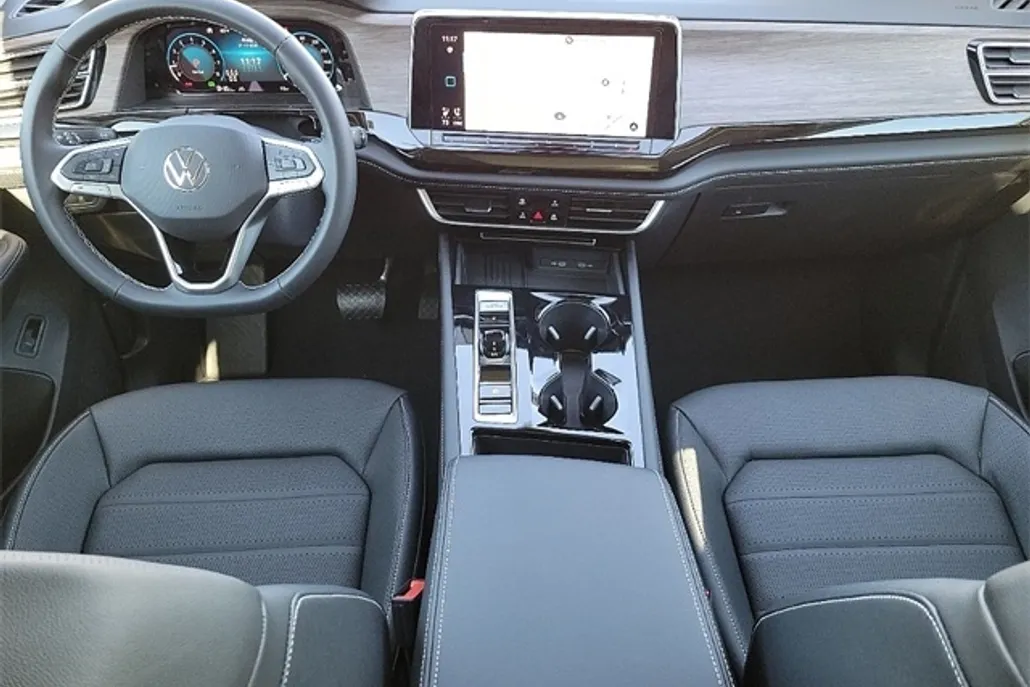 2025 Volkswagen Atlas SEL photo 1