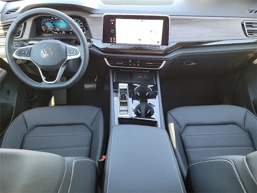 2025 Volkswagen Atlas SEL photo 1