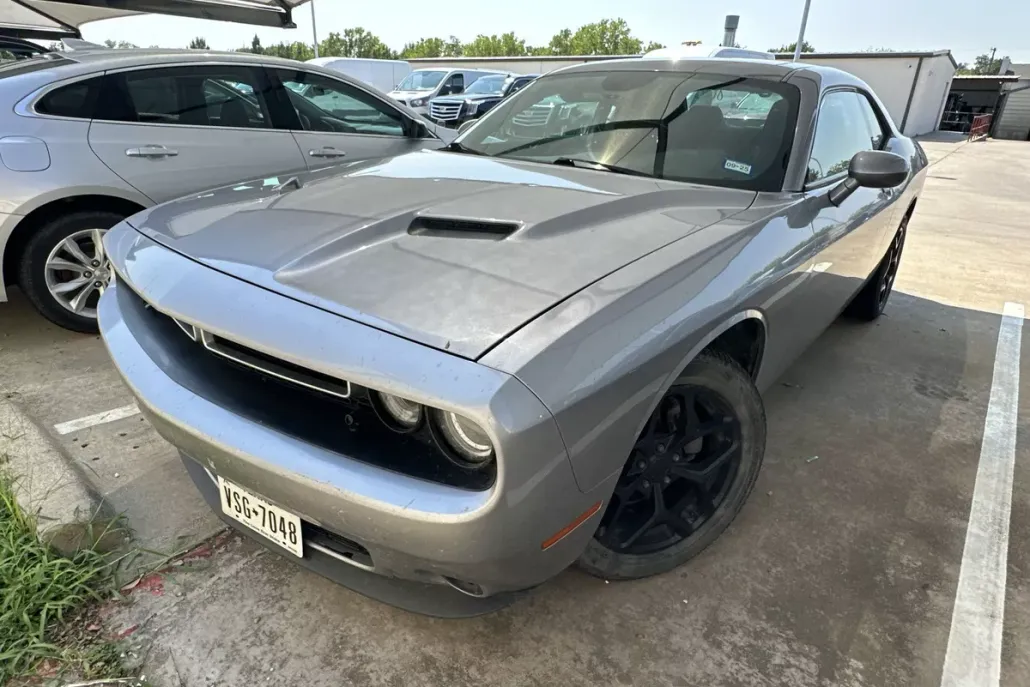 2017 Dodge Challenger SXT photo 1