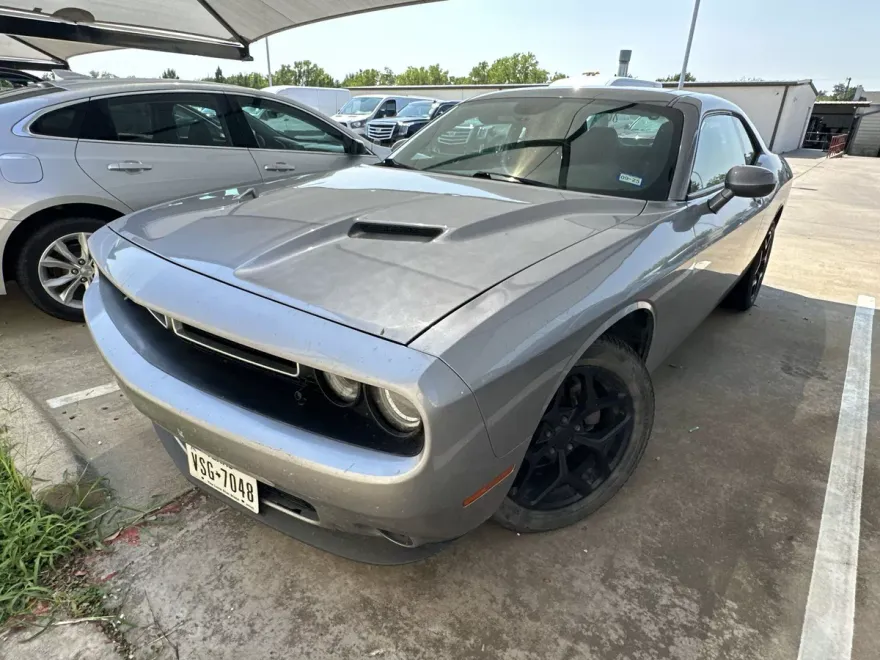 2017 Dodge Challenger SXT photo 1