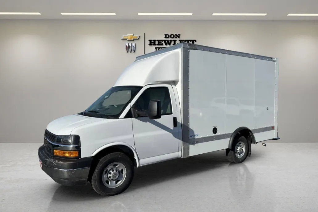 2024 Chevrolet Express Cutaway 3500 photo 1