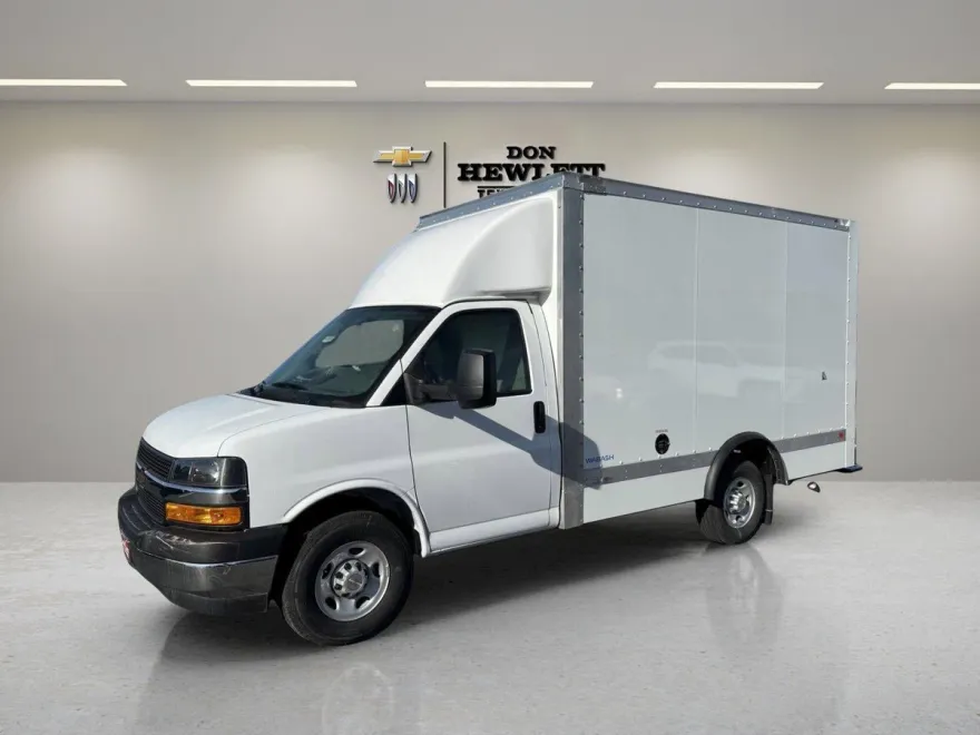 2024 Chevrolet Express Cutaway 3500 photo 1