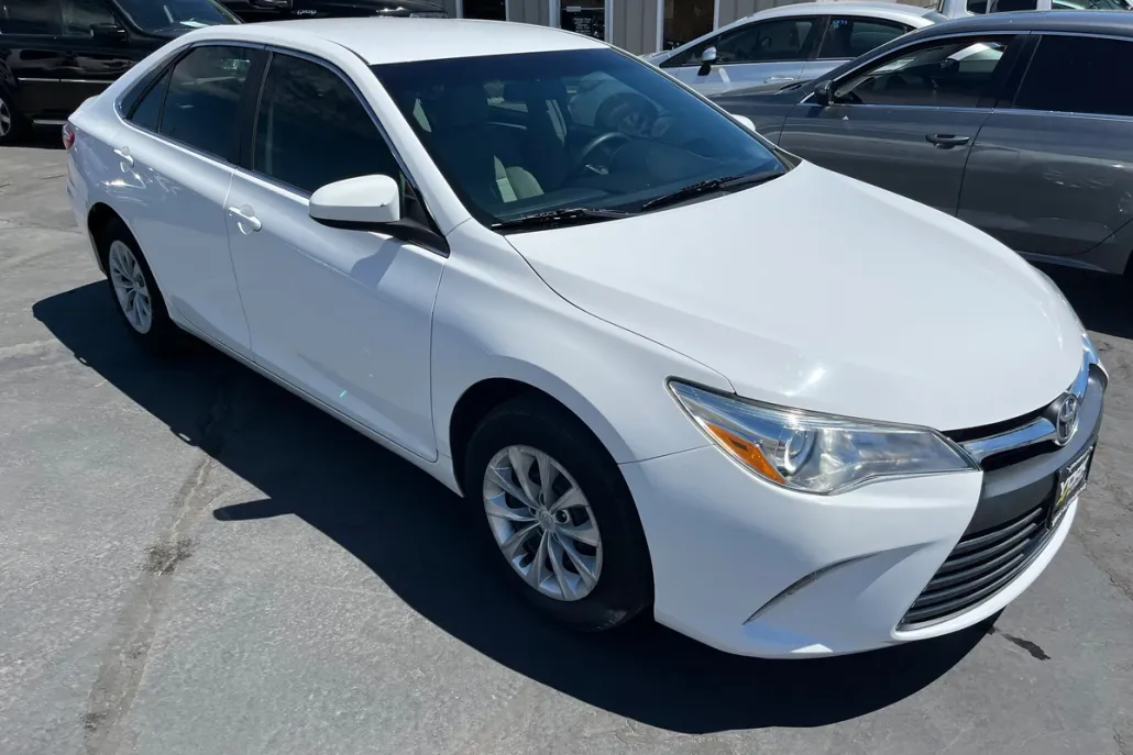 2015 Toyota Camry SE photo 1