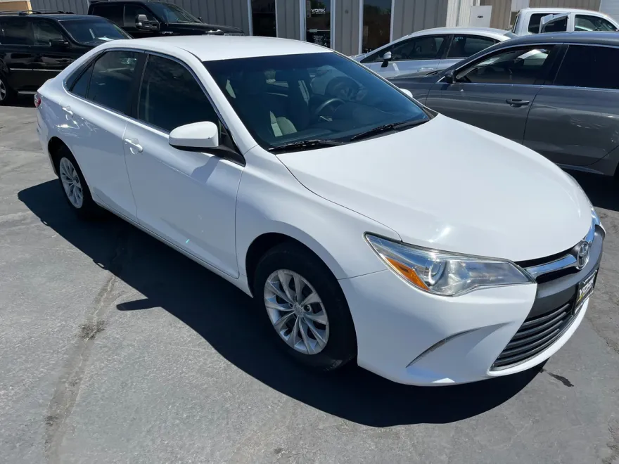 2015 Toyota Camry SE photo 1