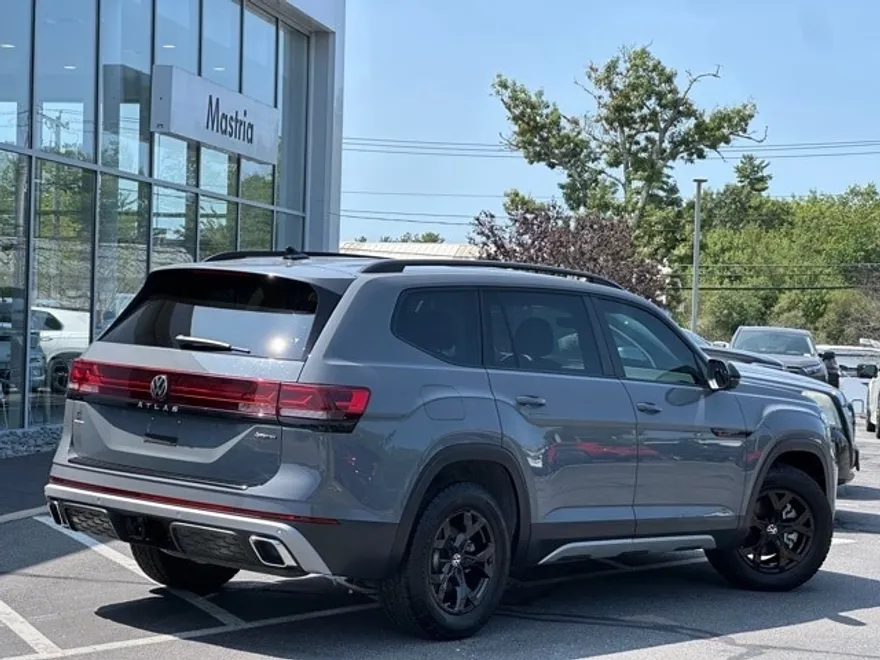 2024 Volkswagen Atlas Peak Edition SE Technology photo 1