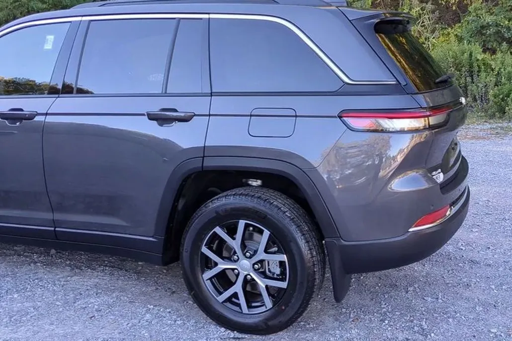 2025 Jeep Grand Cherokee Limited photo 1