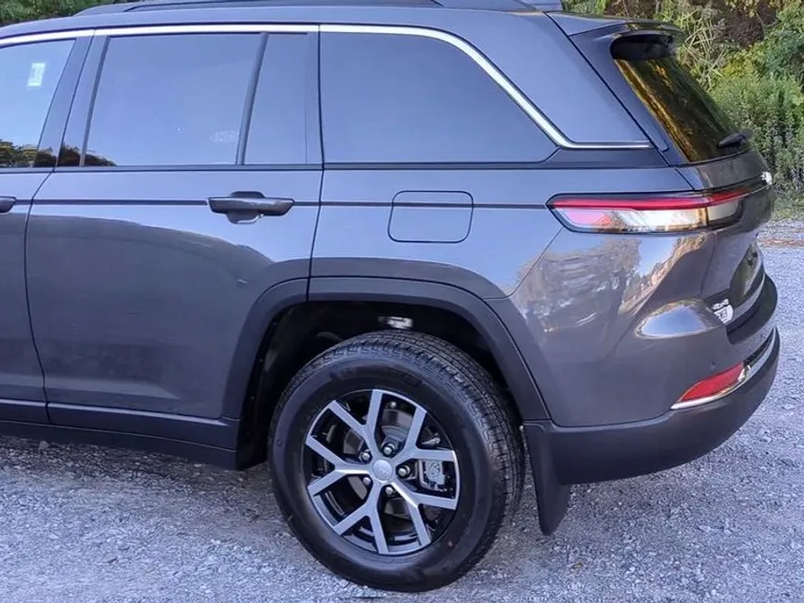 2025 Jeep Grand Cherokee Limited photo 1