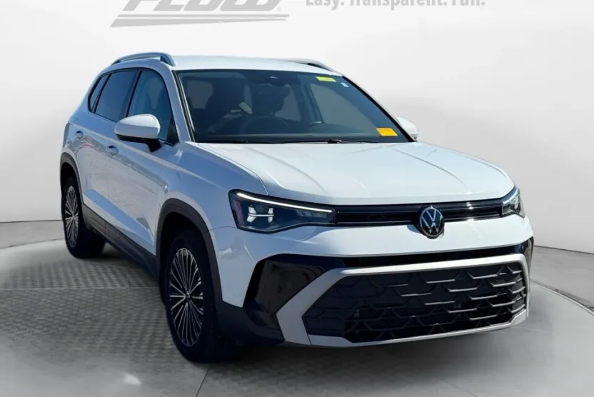 2025 Volkswagen Taos SE photo 1