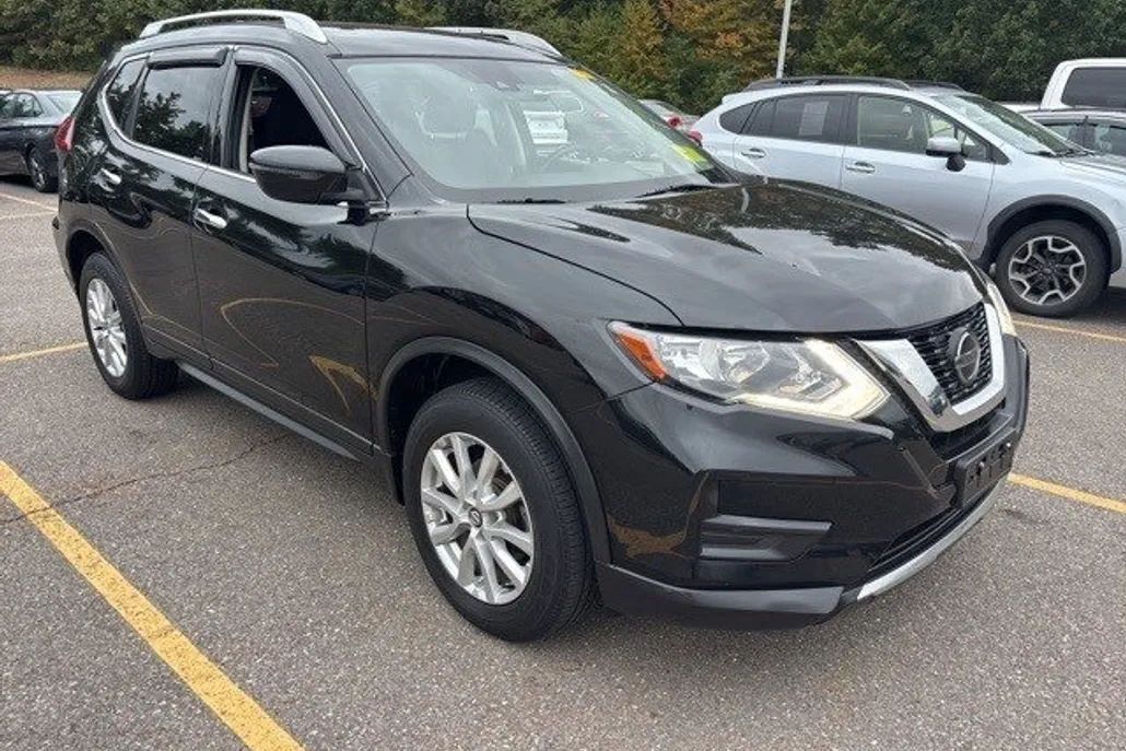2019 Nissan Rogue SV photo 1