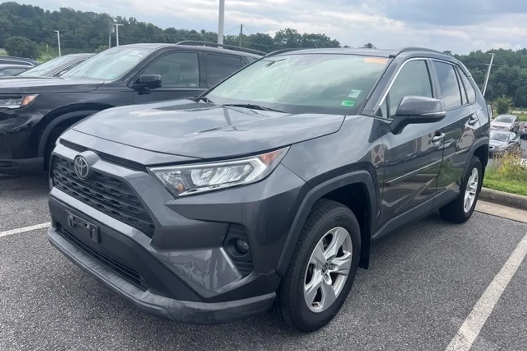 2020 Toyota RAV4 XLE photo 1
