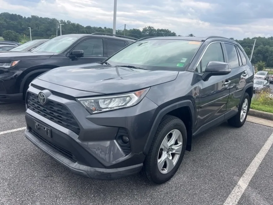 2020 Toyota RAV4 XLE photo 1