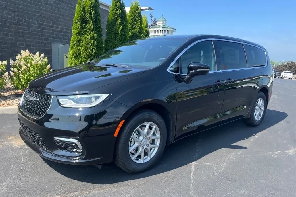2025 Chrysler Pacifica photo 1