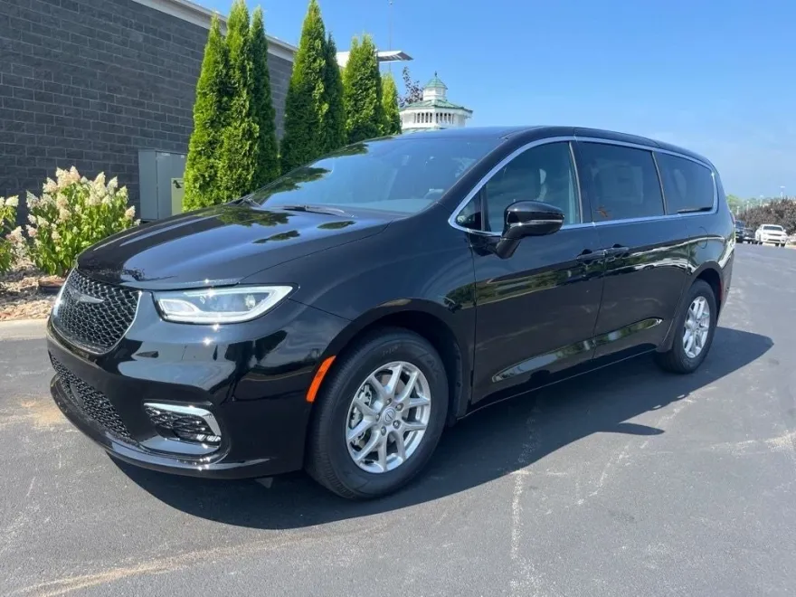 2025 Chrysler Pacifica photo 1